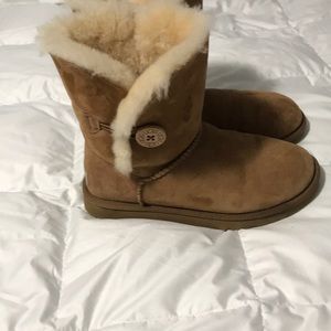 Ugg Bailey button ~ Open to Offers 🙂~